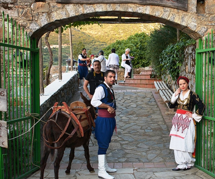 Cretan night traditional dance and food