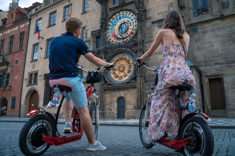 Praag: groepstocht per e-scooter in een klein groepjePrivétocht per e-scooter naar Praagse Burcht & uitkijkpunten