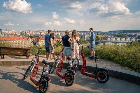 Praga: 2-godzinna wycieczka po Zamku Praskim i e-skuteremZamek na Hradczanach i punkt widokowy E-Scooter Small Group Tour