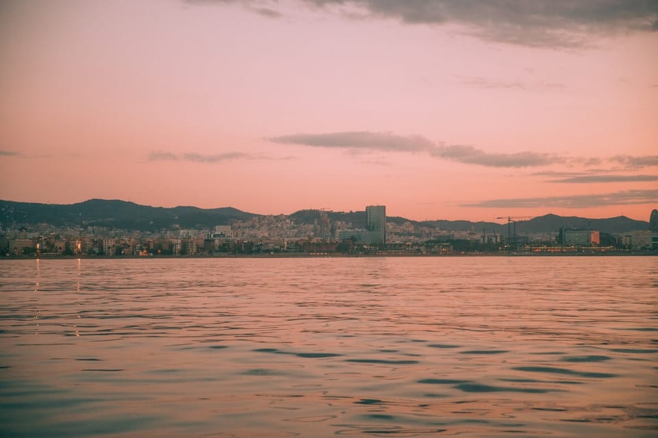 Barcelona Excursión privada en velero con un capitán joven y local