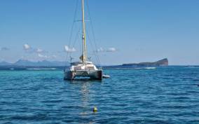 Grand Baie: 3-Islands North Catamaran Cruise Snorkel Lunch