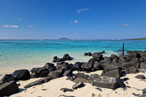 Grand Bay: rejs katamaranem na Flat Island z lunchem przy grillu