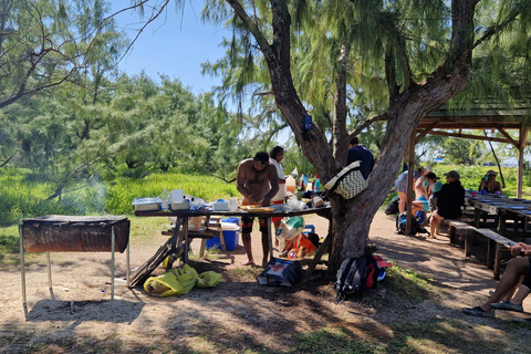 Grand Bay: rejs katamaranem na Flat Island z lunchem przy grillu