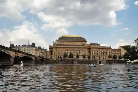 Tour completo di Praga in spagnolo e pranzo, biglietti