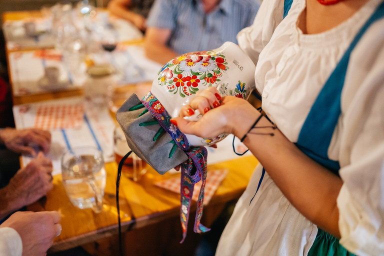 Kolacja z pokazem folklorystycznym i Open BaremFolklorystyczna kolacja z otwartym barem