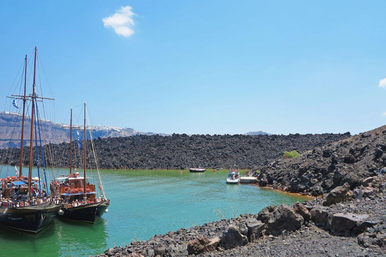 Tour del vulcano di Santorini, delle sorgenti termali e del tramonto di OiaTour di 6 ore con trasferimento