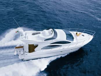 Ayia Napa: esplora la Laguna Blu a bordo di una lussuosa Azimut 42