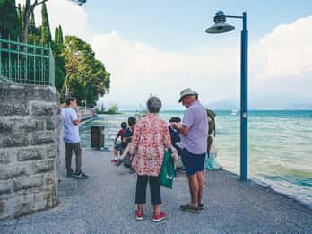 Sirmione: Destaques da vila a pé e passeio de barco pelo Lago de Garda