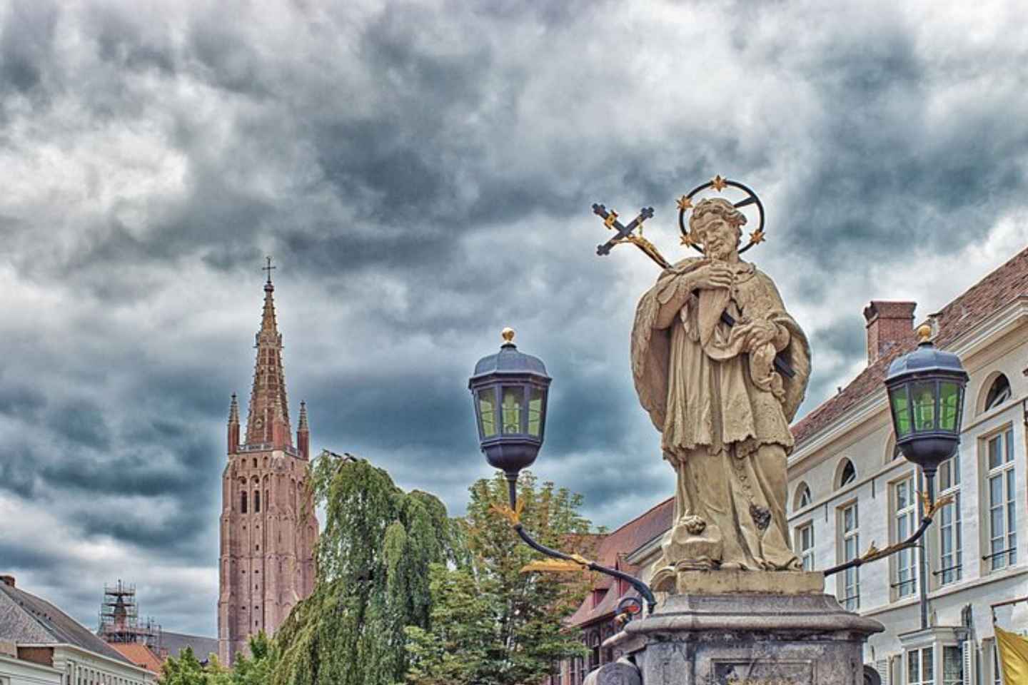 Bruges: Private custom tour with a local guide