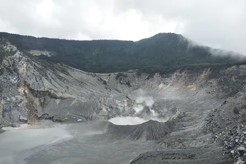 Jakarta: Volcano Trekking, Hot Spring, Tea and Coffee tour