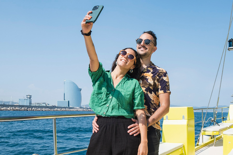 Barcelona: Crucero costero a bordo de un elegante barco de madera