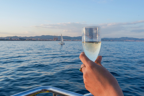 Barcelona: Cruzeiro costeiro a bordo de um elegante barco de madeira