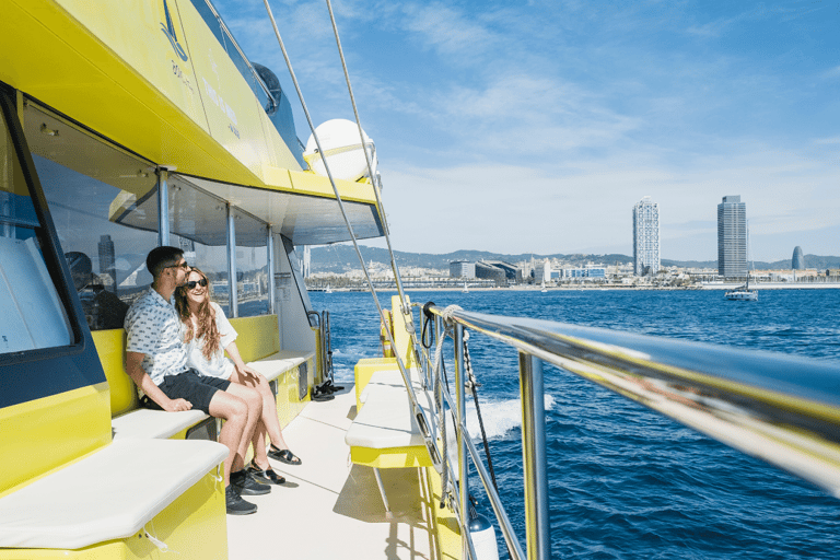 Barcelona: Crucero costero a bordo de un elegante barco de madera