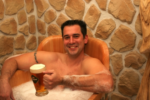 Praag: Beer Spa Bernard met optie bier en massageBierspa met onbeperkt bier en massage 20 minuten