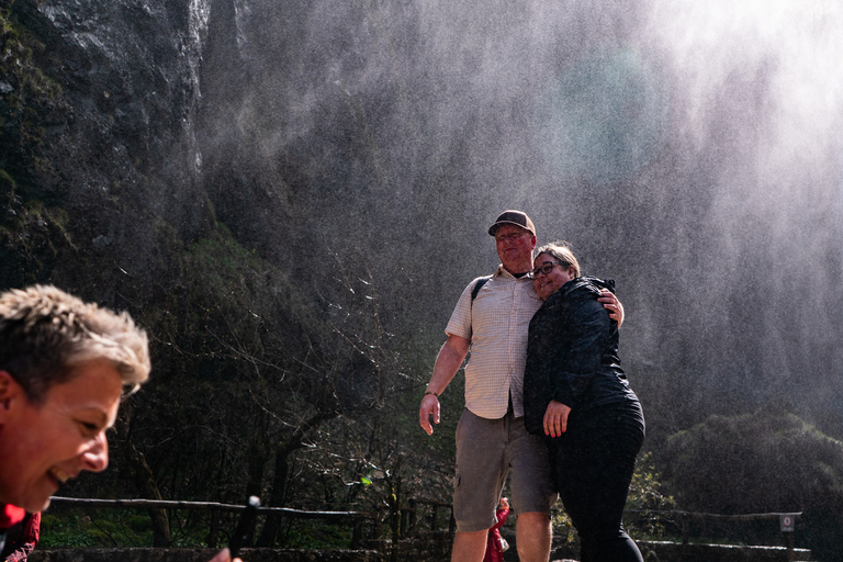 Desde Split/Trogir: Visita guiada en grupo a los Lagos de PlitviceDesde Split: Excursión en Grupo al Parque Nacional de los Lagos de Plitvice