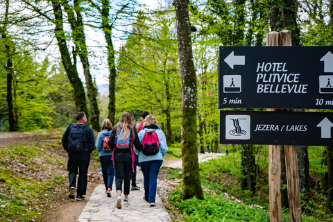 Desde Split/Trogir: Visita guiada en grupo a los Lagos de PlitviceDesde Split: Excursión en Grupo al Parque Nacional de los Lagos de Plitvice