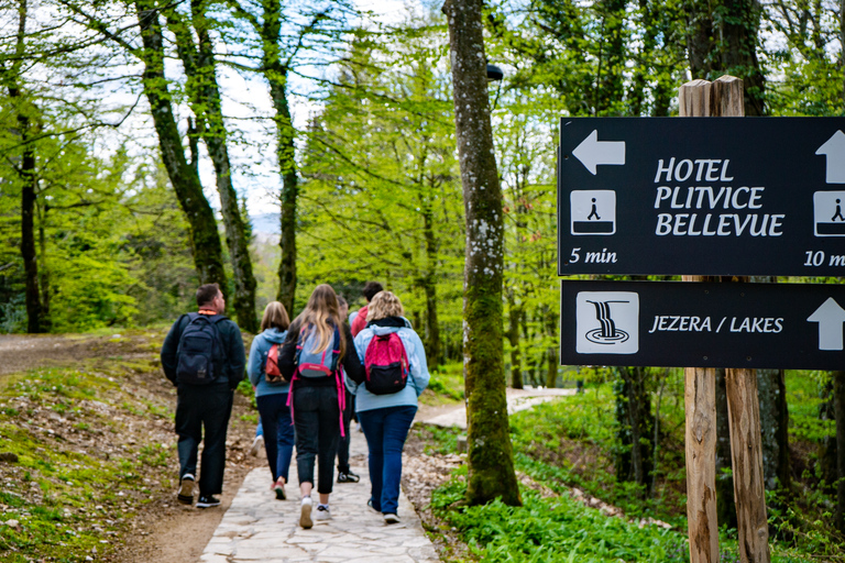 Desde Split/Trogir: Visita guiada en grupo a los Lagos de PlitviceDesde Split: Excursión en Grupo al Parque Nacional de los Lagos de Plitvice