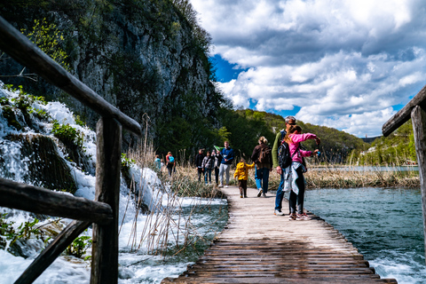 Desde Split/Trogir: Visita guiada en grupo a los Lagos de PlitviceDesde Split: Excursión en Grupo al Parque Nacional de los Lagos de Plitvice