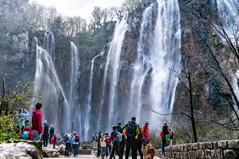 De Split/Trogir: Tour guiado em grupo pelos Lagos PlitviceDe Trogir: excursão em grupo ao Parque Nacional dos Lagos de Plitvice