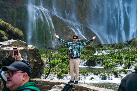 De Split/Trogir: Tour guiado em grupo pelos Lagos PlitviceDe Trogir: excursão em grupo ao Parque Nacional dos Lagos de Plitvice