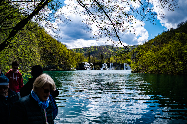 Desde Split/Trogir: Visita guiada en grupo a los Lagos de PlitviceDesde Split: Excursión en Grupo al Parque Nacional de los Lagos de Plitvice