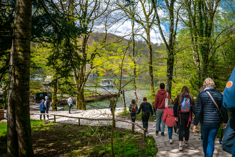 Desde Split/Trogir: Visita guiada en grupo a los Lagos de PlitviceDesde Split: Excursión en Grupo al Parque Nacional de los Lagos de Plitvice