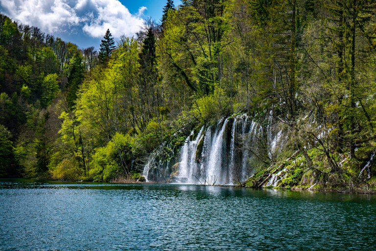 Desde Split/Trogir: Visita guiada en grupo a los Lagos de PlitviceDesde Split: Excursión en Grupo al Parque Nacional de los Lagos de Plitvice