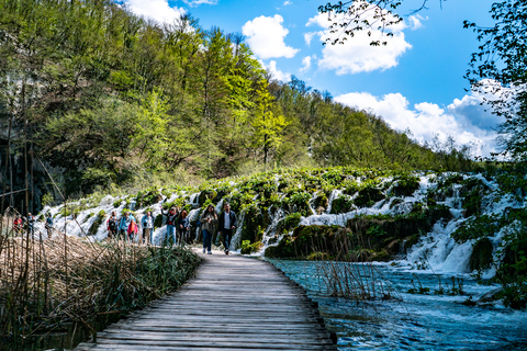 Desde Split/Trogir: Visita guiada en grupo a los Lagos de PlitviceDesde Split: Excursión en Grupo al Parque Nacional de los Lagos de Plitvice