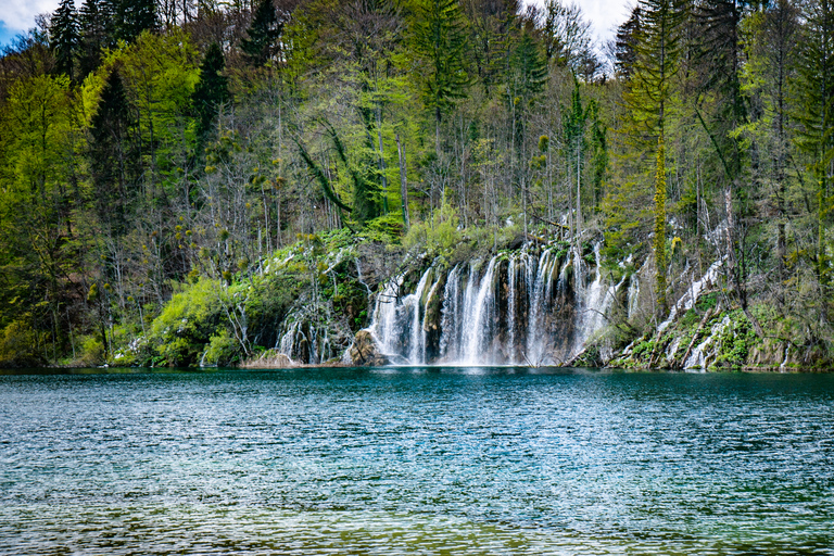 De Split/Trogir: Tour guiado em grupo pelos Lagos PlitviceDe Trogir: excursão em grupo ao Parque Nacional dos Lagos de Plitvice