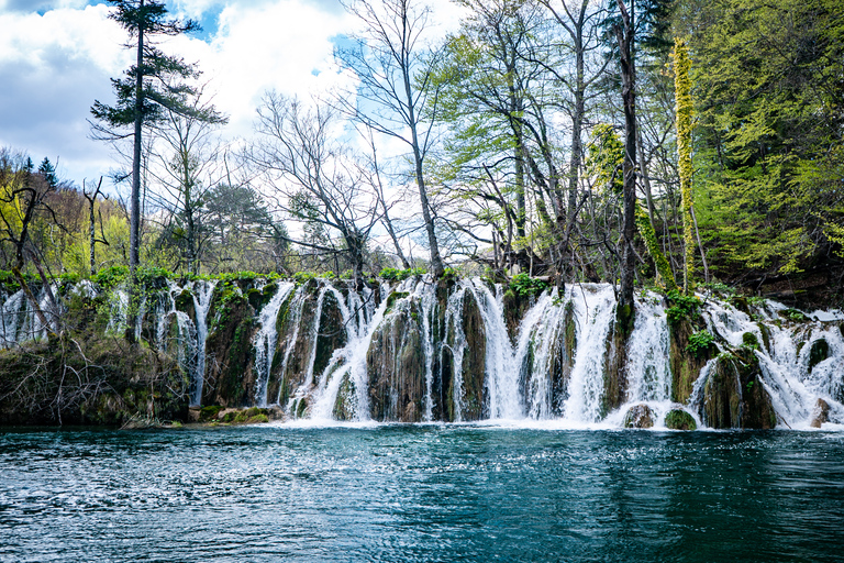 De Split/Trogir: Tour guiado em grupo pelos Lagos PlitviceDe Trogir: excursão em grupo ao Parque Nacional dos Lagos de Plitvice