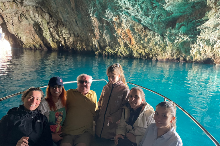 Kotor: Båtkryssning med simning i blå grottor och ubåtsbasKotor: Kotor: Blå grotta, ubåtsbas, klippans dam &amp; drycker