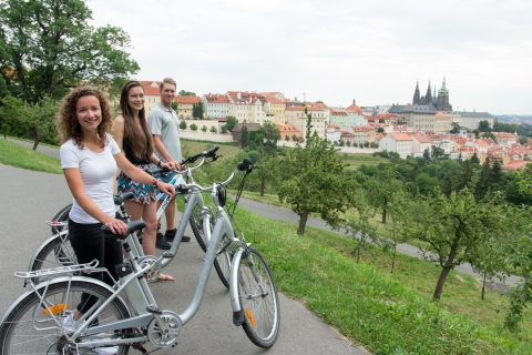 Praag: fietstocht op e-bikes met kleine groep of privé3 uur durende tour met kleine groep