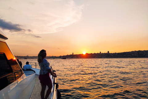 Istanbul : Croisière au coucher du soleil en yacht de luxe sur le Bosphore