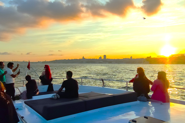 Istanbul : Croisière au coucher du soleil en yacht de luxe sur le Bosphore