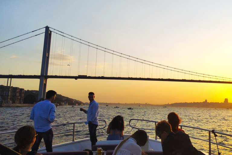 Istanbul : Croisière au coucher du soleil en yacht de luxe sur le Bosphore