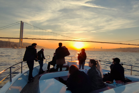 Istanbul : Croisière au coucher du soleil en yacht de luxe sur le Bosphore