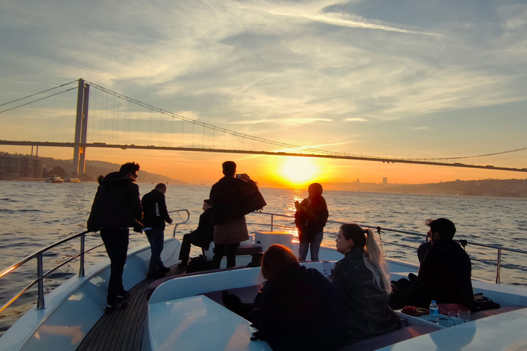 Estambul: Crucero al atardecer en yate de lujo por el Bósforo