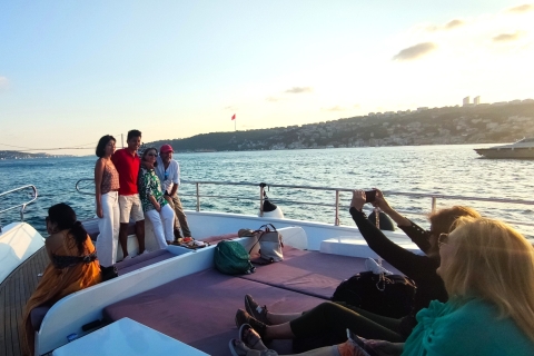 Estambul: Crucero al atardecer en yate de lujo por el Bósforo