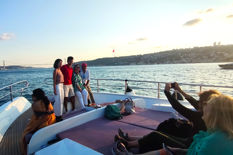 Istanbul : Croisière au coucher du soleil en yacht de luxe sur le Bosphore