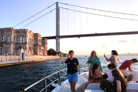 Istanbul : Croisière au coucher du soleil en yacht de luxe sur le Bosphore