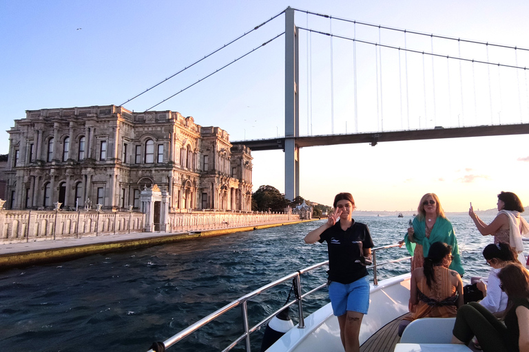 Istanbul : Croisière au coucher du soleil en yacht de luxe sur le Bosphore