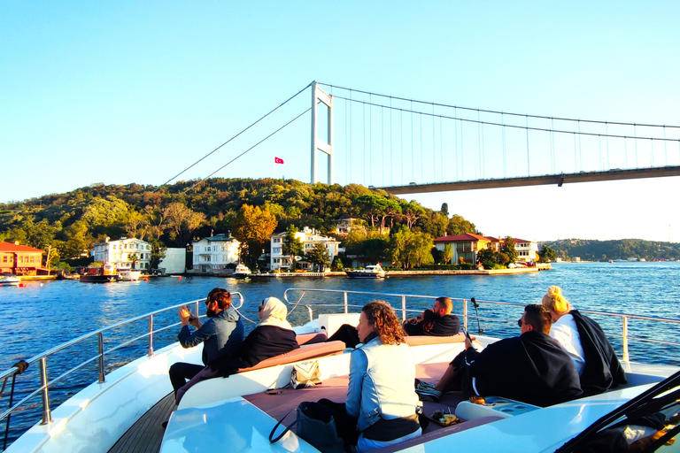 Istanbul : Croisière au coucher du soleil en yacht de luxe sur le Bosphore