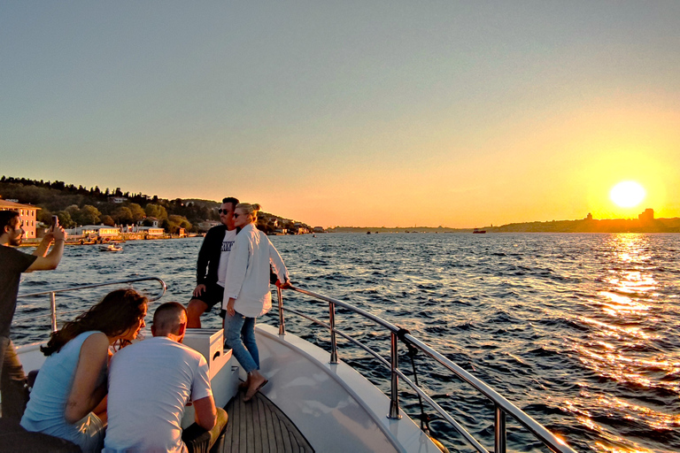 Istanbul : Croisière au coucher du soleil en yacht de luxe sur le Bosphore