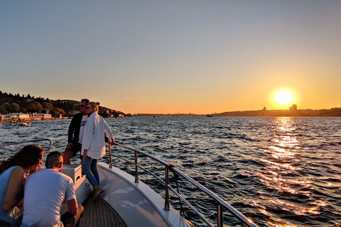 Istanbul : Croisière au coucher du soleil en yacht de luxe sur le Bosphore