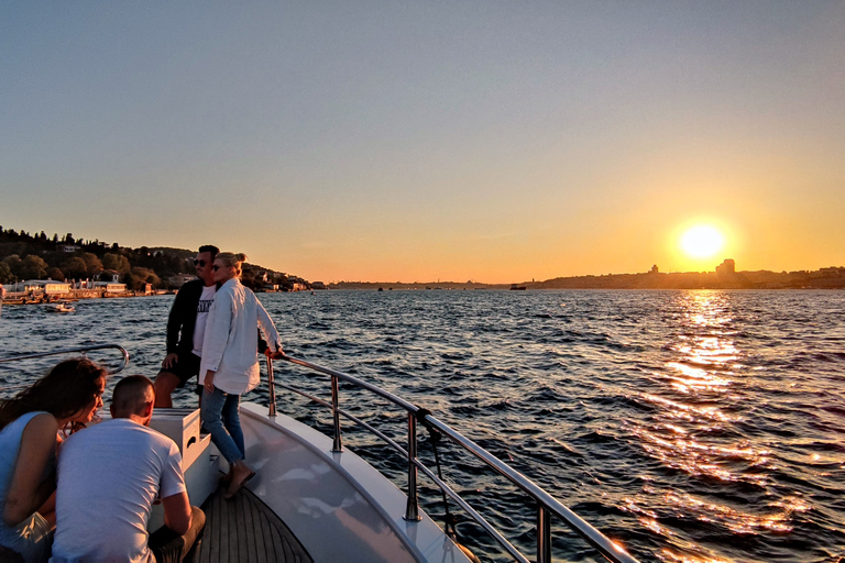 Istanbul: Sunset Cruise by Luxury Yacht on the Bosphorus Standard Option