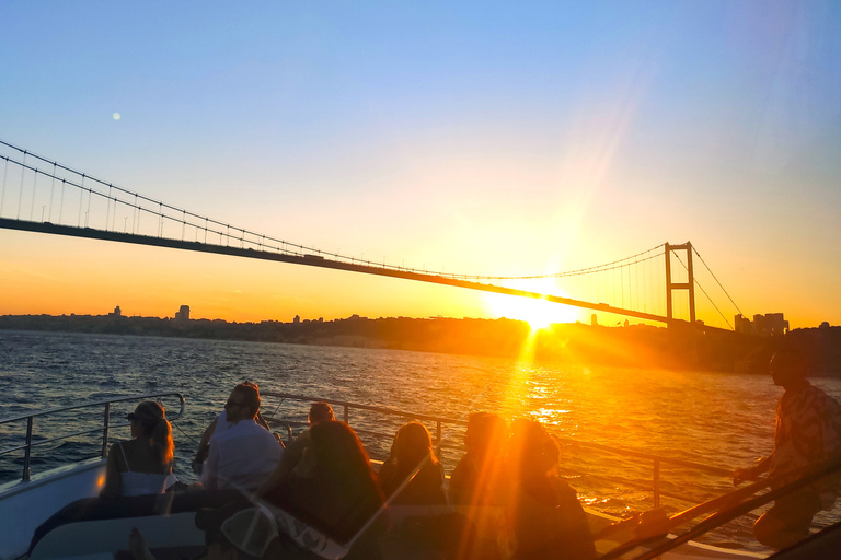 Istanbul : Croisière au coucher du soleil en yacht de luxe sur le Bosphore