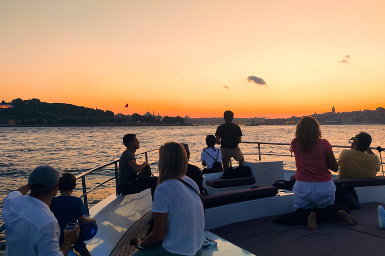 Istanbul : Croisière au coucher du soleil en yacht de luxe sur le Bosphore