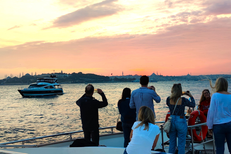 Istanbul : Croisière au coucher du soleil en yacht de luxe sur le Bosphore