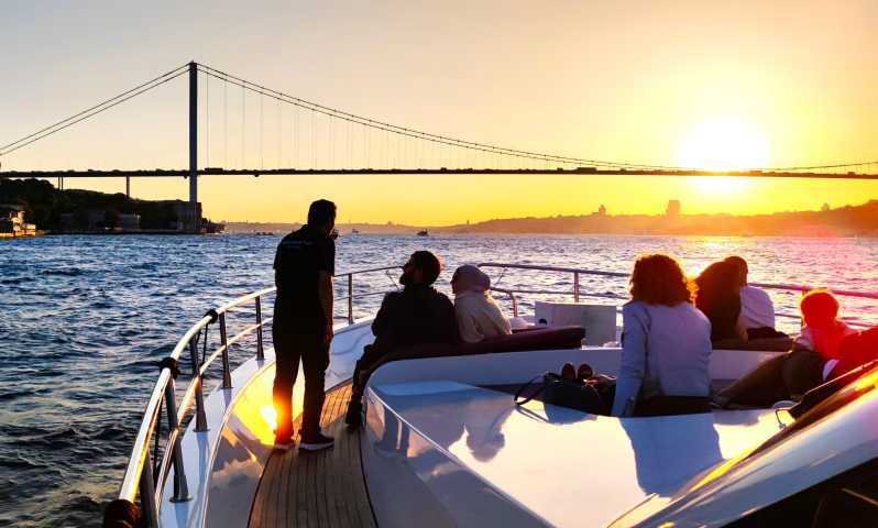 Istanbul Crociera In Yacht Per Piccoli Gruppi Al Tramonto Sul Bosforo