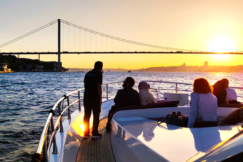 Istanbul : Croisière au coucher du soleil en yacht de luxe sur le Bosphore